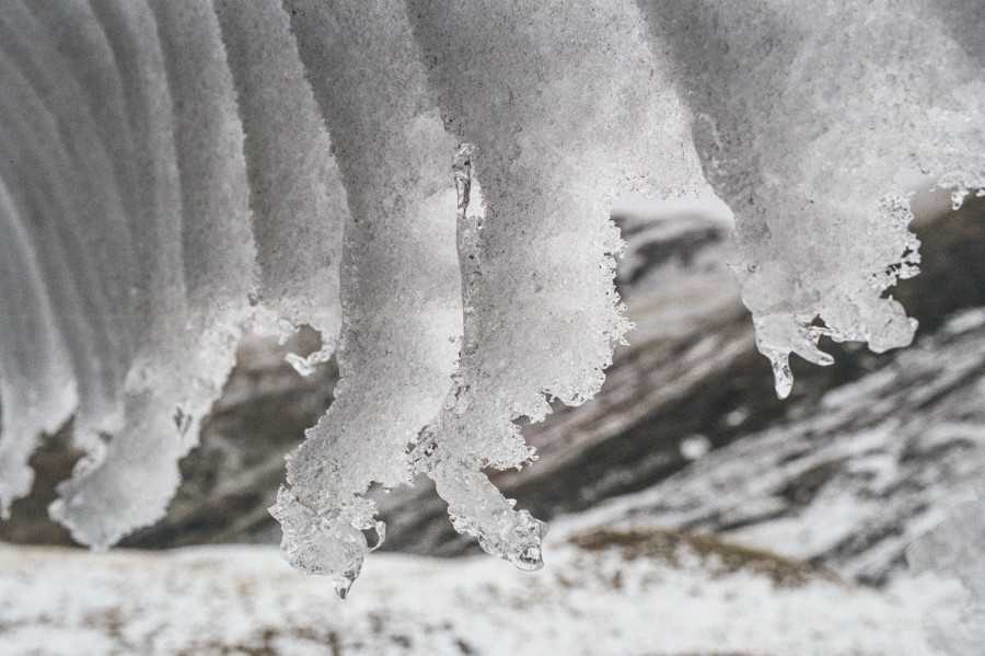 Śnieg spadający z dachu, Pireneje, fot Kasia Nizinkiewicz