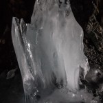 grota pełna lodowych sopli