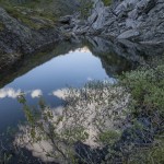 skalne szczeliny prawie zawsze wypełnia woda- Sognefjell to mnóstwo stawków