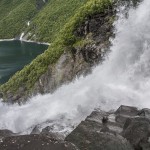wielki wodospad opadający do jeziora Zakariasvatnet