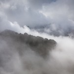 chmury przedzierające się przez grań, Alpy Nadmorskie