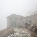 pozamykane budynki we mgle, Dolina Stura