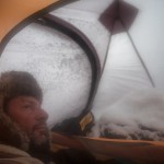 namiot zimą- śnieg w przedsionku