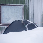namiot zimą -odciągi