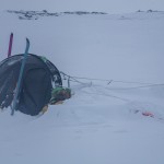 namiot zimą - awaryjnie rozstawiony tropik