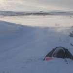 namiot zimą - wiatr kręci